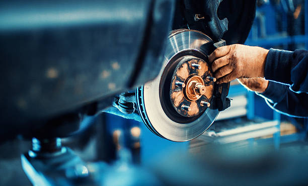Veel voorkomende materialen die worden gebruikt in voertuigchassis en carrosseriedelen – staal, aluminium en kunststoffen uitgelegd